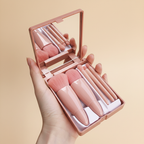 Palette maquillage - fond beige avec main